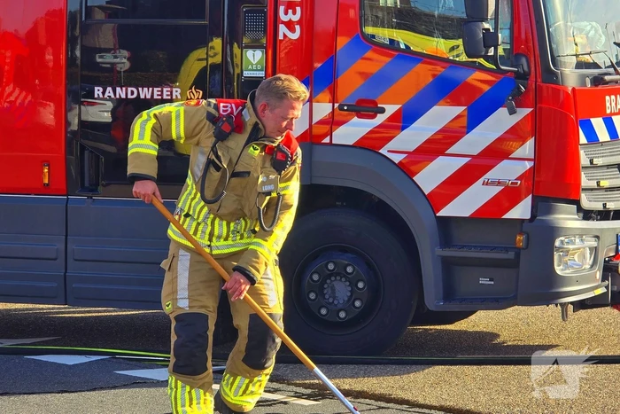 Twee voertuigen botsen op elkaar