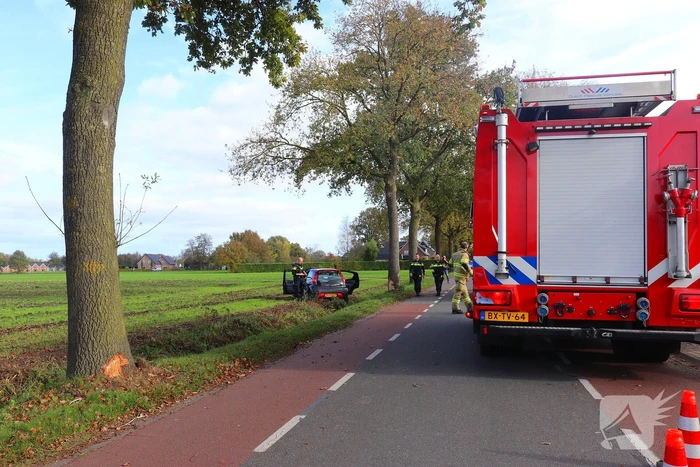 Automobilist klapt op boom en belandt in weiland