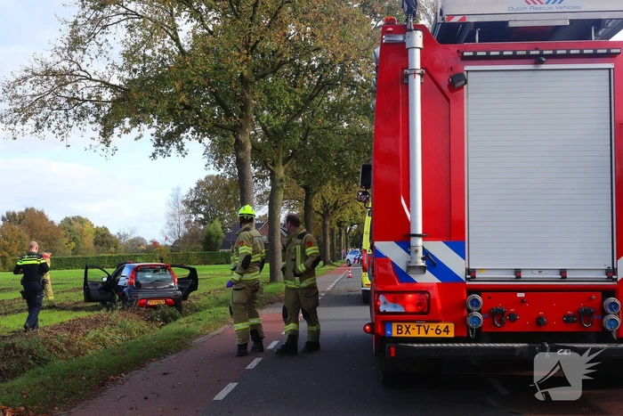 Automobilist klapt op boom en belandt in weiland