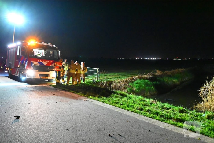 Driewieler motor belandt in sloot