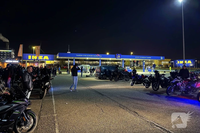 Motor meeting op parkeerplaats groothandel druk bezocht