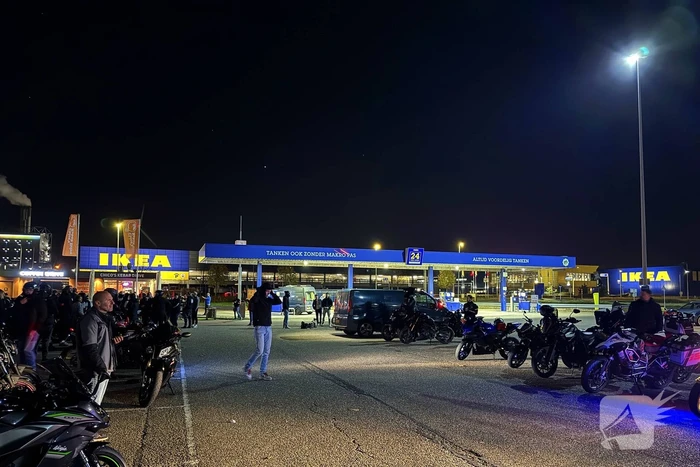 Motor meeting op parkeerplaats groothandel druk bezocht