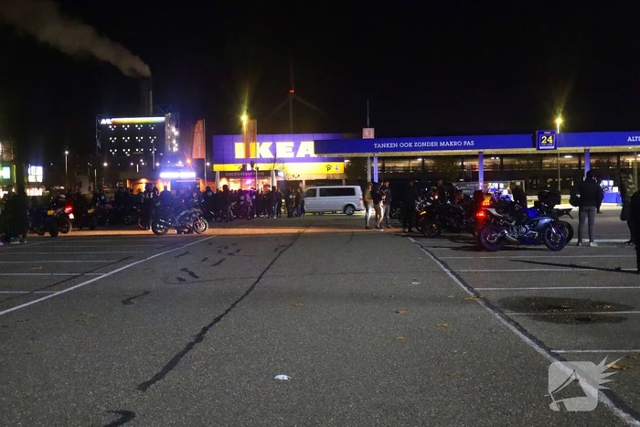 Motor meeting op parkeerplaats groothandel druk bezocht