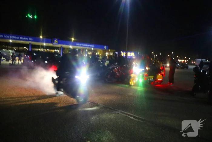 Motor meeting op parkeerplaats groothandel druk bezocht