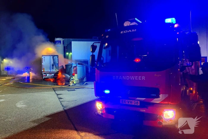 Geparkeerde vrachtwagen door brand verwoest