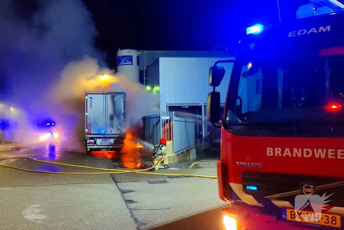 Geparkeerde vrachtwagen door brand verwoest