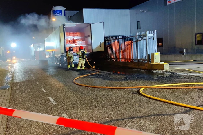 Geparkeerde vrachtwagen door brand verwoest