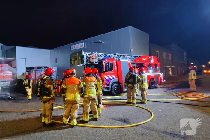 Geparkeerde vrachtwagen door brand verwoest