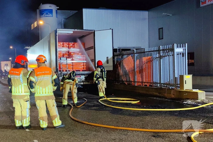 Geparkeerde vrachtwagen door brand verwoest