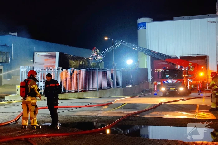 Geparkeerde vrachtwagen door brand verwoest