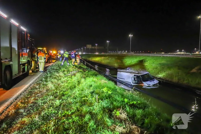 Brandweer bevrijdt te water geraakte bestuurder