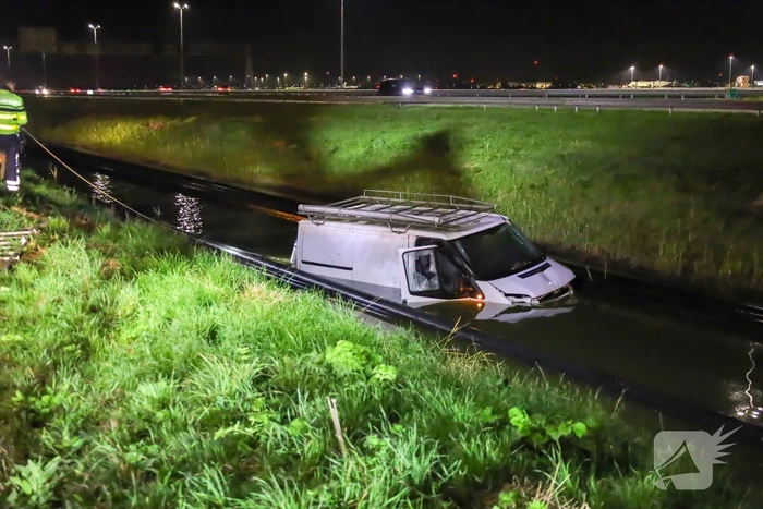 Brandweer bevrijdt te water geraakte bestuurder