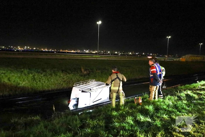 Brandweer bevrijdt te water geraakte bestuurder