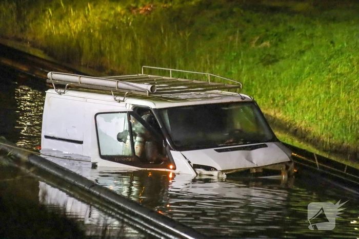Brandweer bevrijdt te water geraakte bestuurder