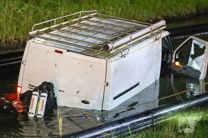 Brandweer bevrijdt te water geraakte bestuurder