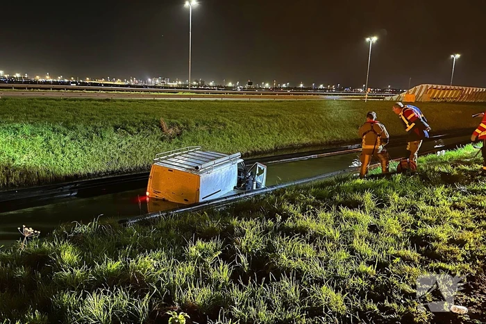 Brandweer bevrijdt te water geraakte bestuurder
