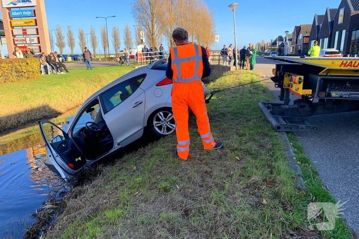 Personenauto belandt in sloot