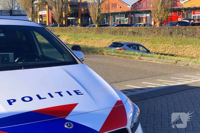 Personenauto belandt in sloot