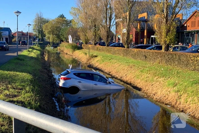 Personenauto belandt in sloot