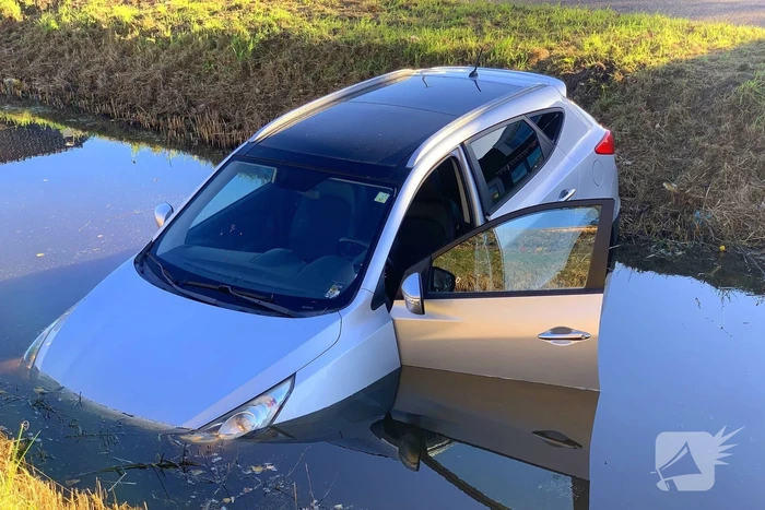 Personenauto belandt in sloot
