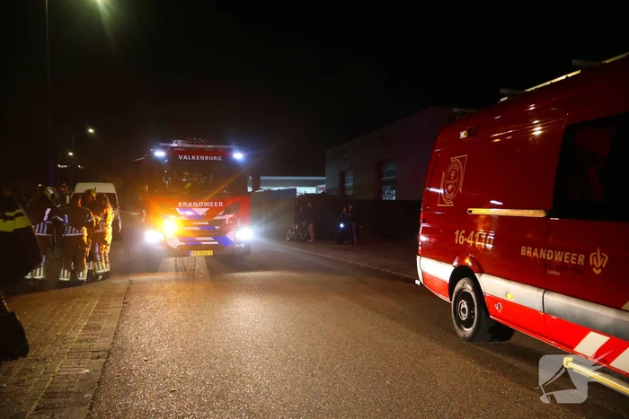 Personenauto belandt in sloot na vergeten handrem