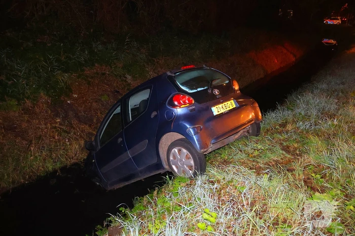Personenauto belandt in sloot na vergeten handrem