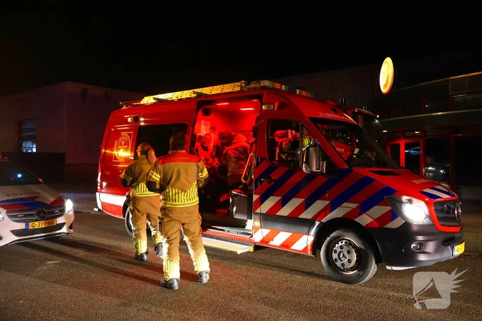 Personenauto belandt in sloot na vergeten handrem