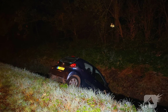 Personenauto belandt in sloot na vergeten handrem