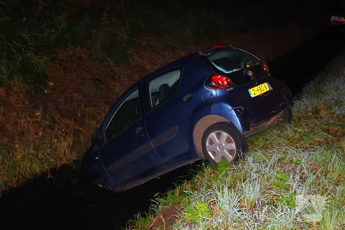 Personenauto belandt in sloot na vergeten handrem