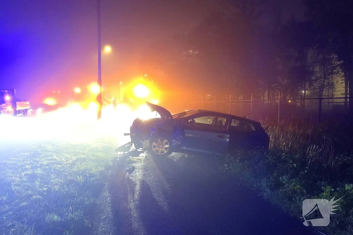 Gewonde en veel schade na frontale aanrijding