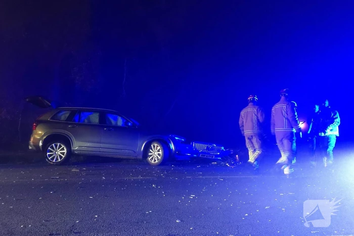 Gewonde en veel schade na frontale aanrijding