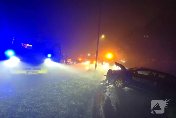 Gewonde en veel schade na frontale aanrijding