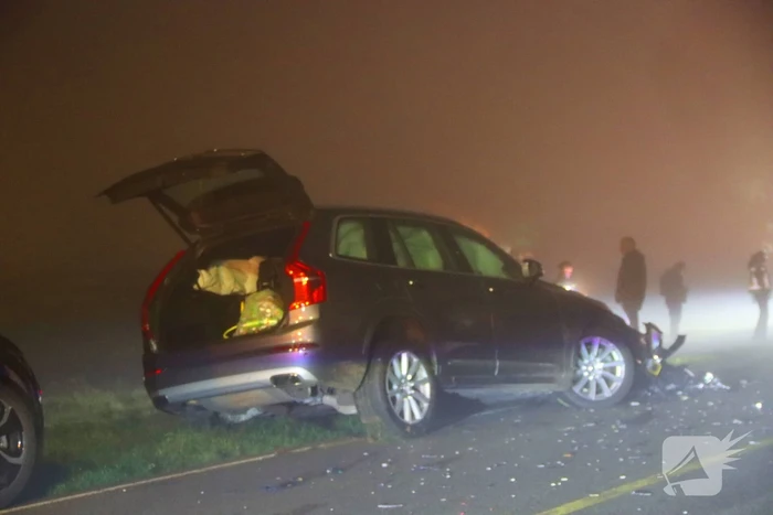 Gewonde en veel schade na frontale aanrijding