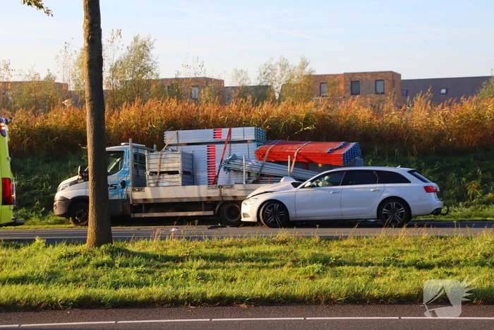Twee gewonden nadat auto achterop bakwagen botst