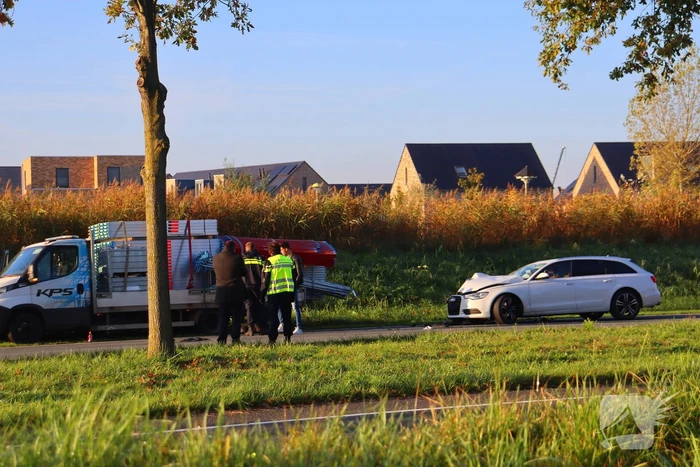 Twee gewonden nadat auto achterop bakwagen botst