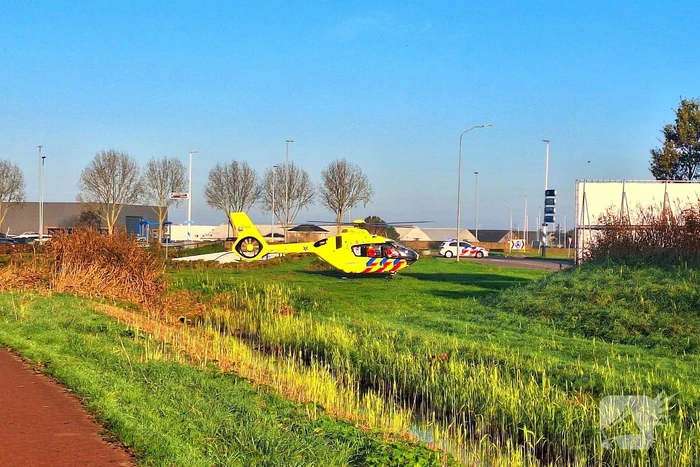 Twee gewonden nadat auto achterop bakwagen botst