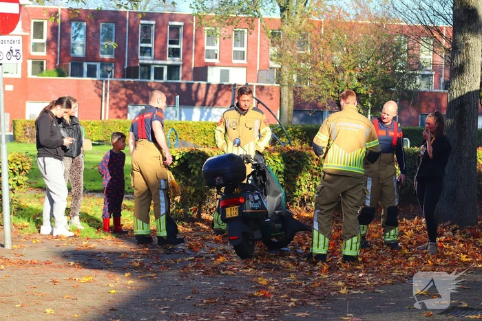 Brandweer blust brand in deelscooter