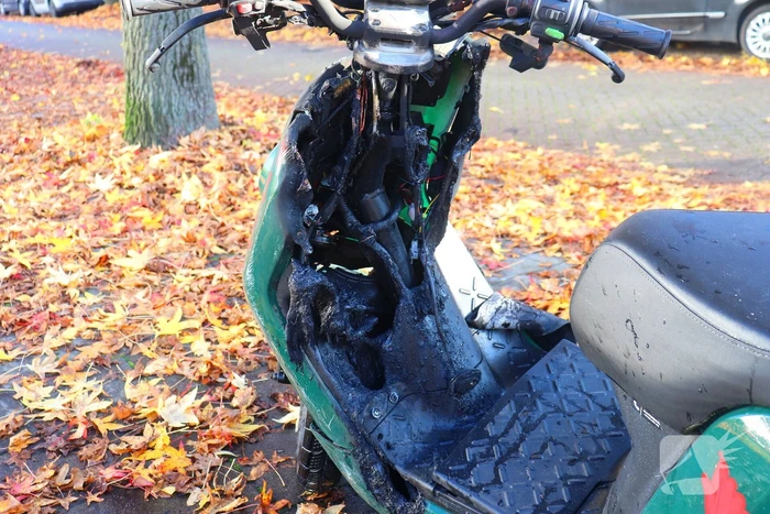 Brandweer blust brand in deelscooter