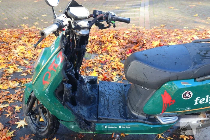 Brandweer blust brand in deelscooter