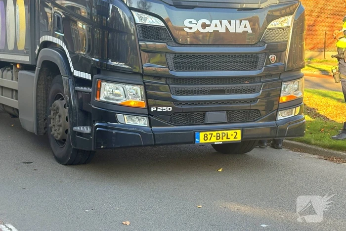 Politie onderzoek naar aanrijding tussen fietsers en vrachtwagen