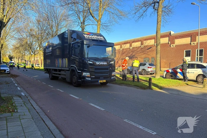 Politie onderzoek naar aanrijding tussen fietsers en vrachtwagen