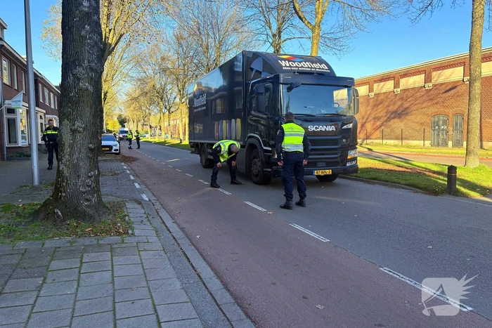 Politie onderzoek naar aanrijding tussen fietsers en vrachtwagen