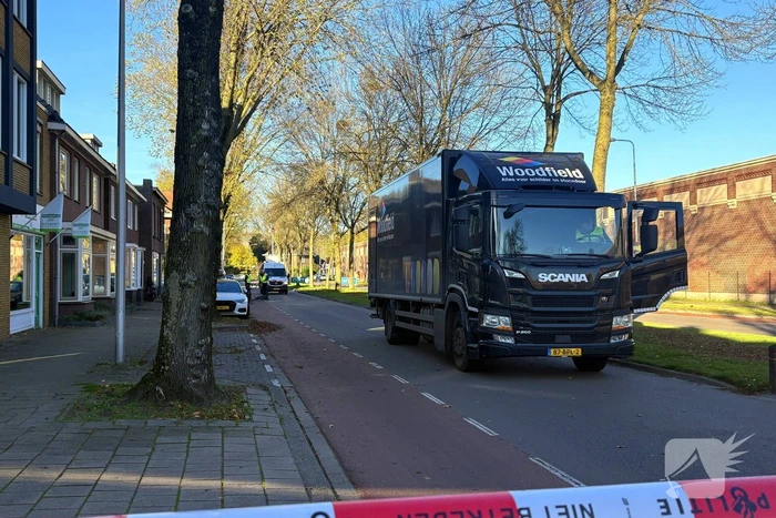 Politie onderzoek naar aanrijding tussen fietsers en vrachtwagen