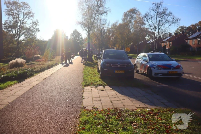Fietster ziet auto over het hoofd bij afslaan