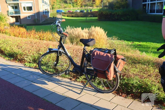Fietster ziet auto over het hoofd bij afslaan