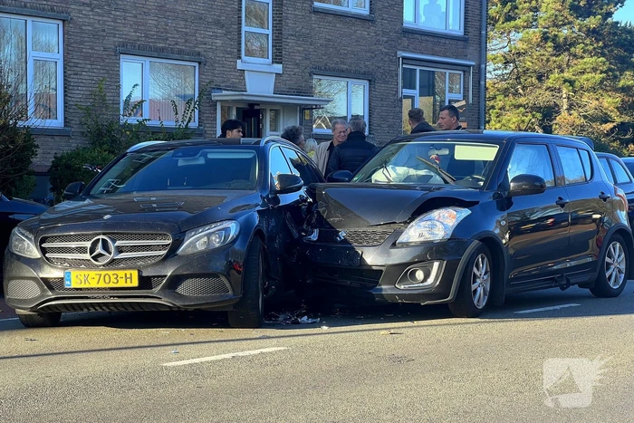 Automobilist verlaat parkeervak en botst op doorgaand verkeer