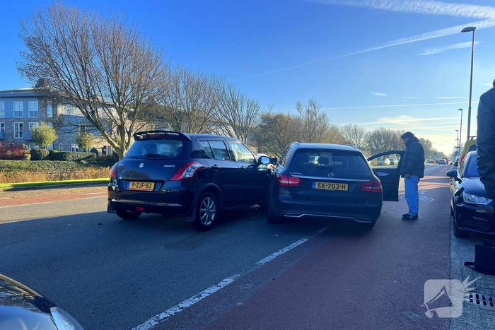Automobilist verlaat parkeervak en botst op doorgaand verkeer
