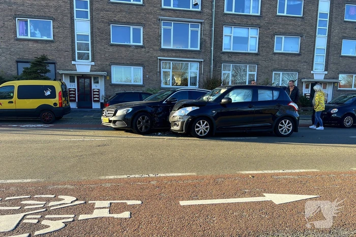 Automobilist verlaat parkeervak en botst op doorgaand verkeer