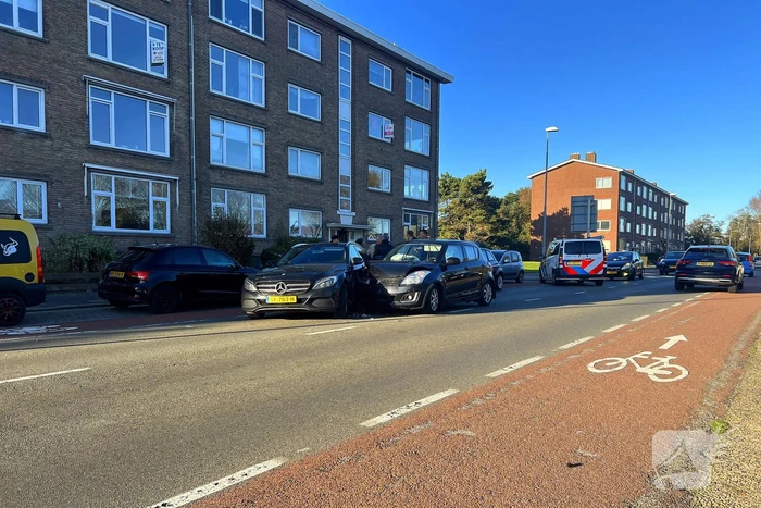 Automobilist verlaat parkeervak en botst op doorgaand verkeer