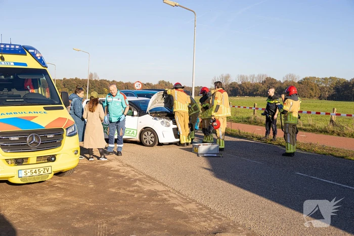 Onderzoek naar oorzaak botsing tussen twee auto's